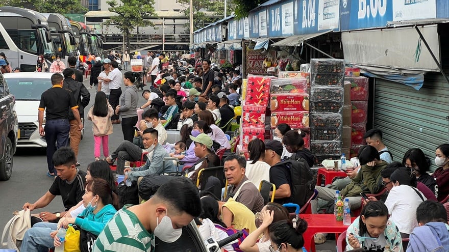 Người dân TP.HCM gặp sự cố có thể gọi đường dây nóng để được hỗ trợ trong 4 ngày nghĩ lễ. Ảnh: Đình Du.  