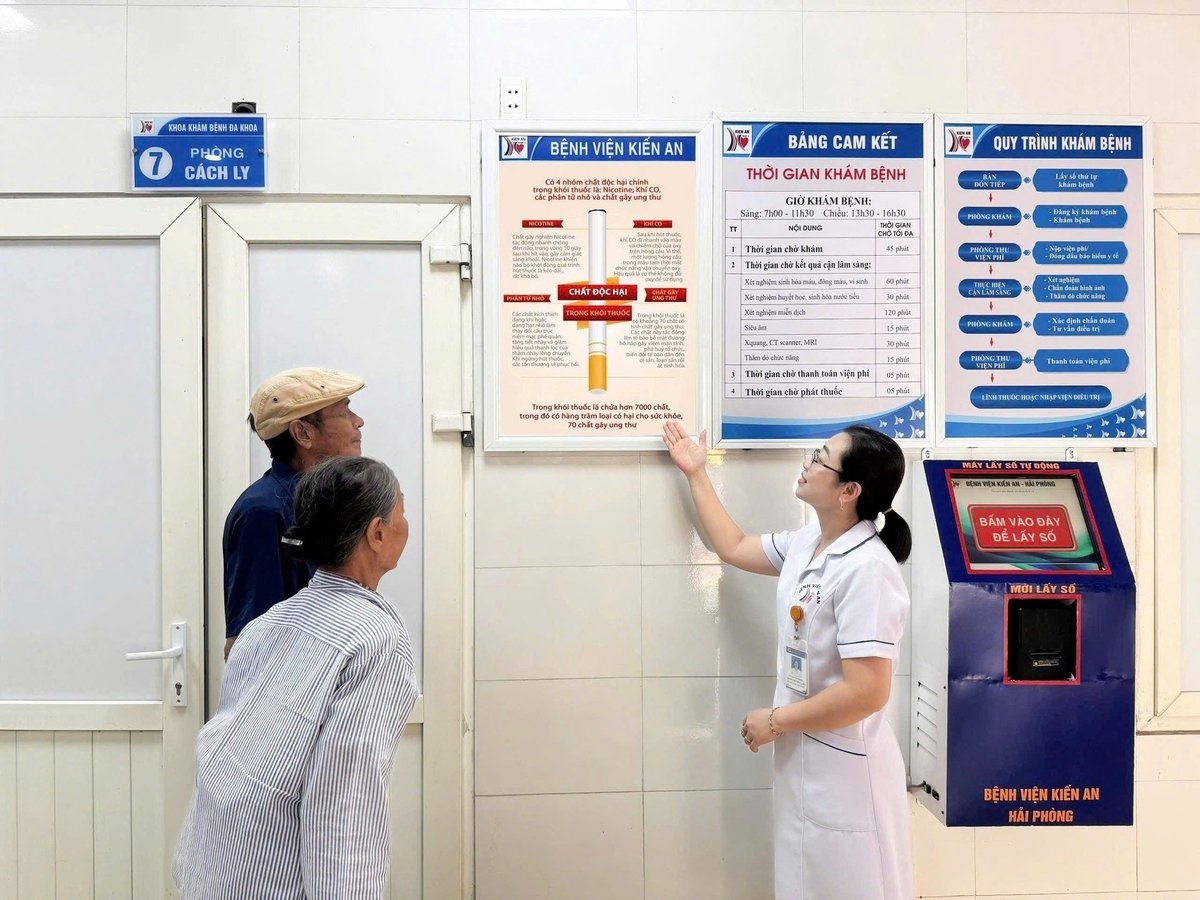 Nhân viên y tế của Bệnh viện Kiến An tuyên truyền về các quy định của Luật Phòng, chống tác hại của thuốc lá đến người bệnh và người nhà bệnh nhân. Ảnh: Hoàng Phong. Nhân viên y tế của Bệnh viện Kiến An tuyên truyền về các quy định của Luật Phòng, chống tác hại của thuốc lá đến người bệnh và người nhà bệnh nhân. Ảnh: Hoàng Phong.