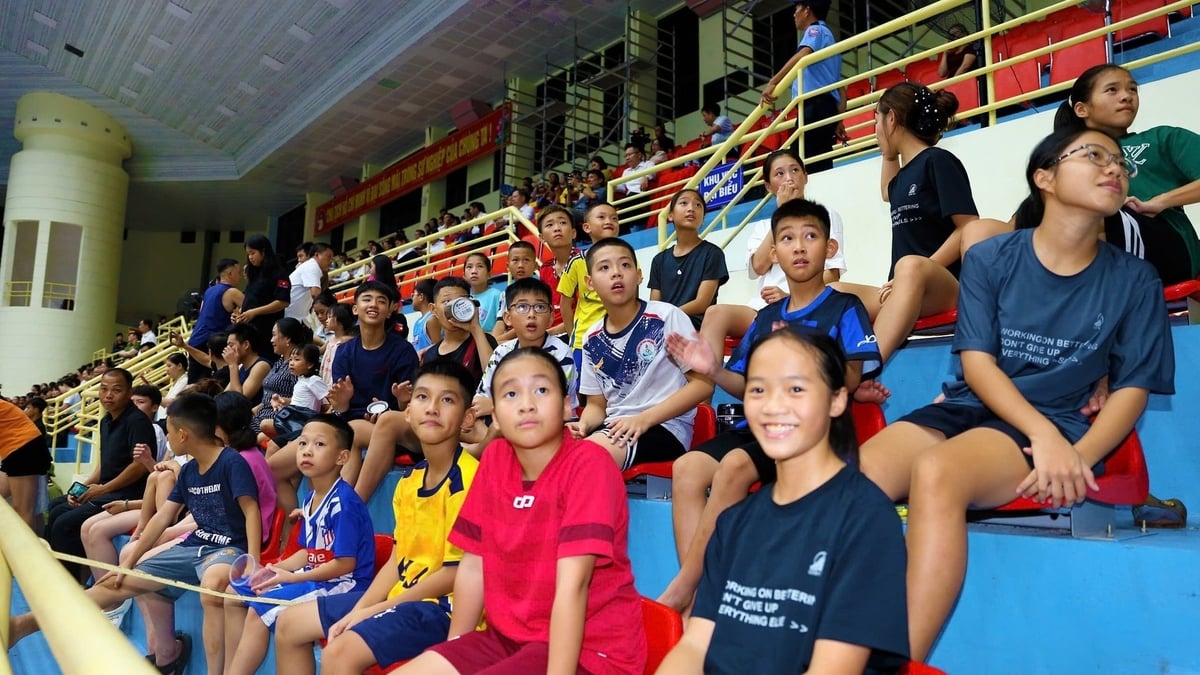 Đông đảo người dân tới cổ vũ các võ sĩ. Ảnh: Quang Linh. Đông đảo người dân tới cổ vũ các võ sĩ. Ảnh: Quang Linh.