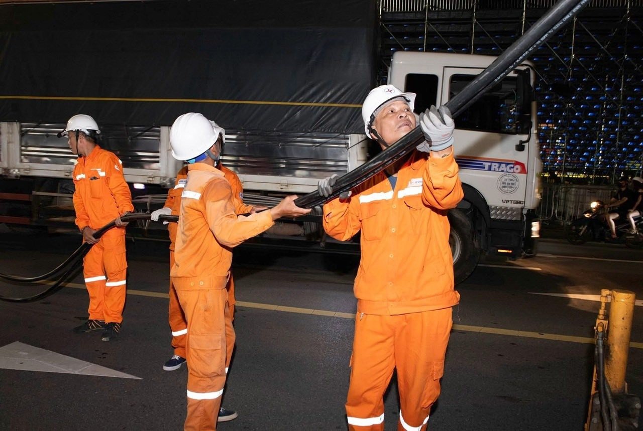 EVNHANOI làm việc không kể ngày đêm với quyết tâm đảm bảo nguồn điện an toàn phục vụ Đại lễ 80 năm Cách mạng tháng Tám và Quốc khánh 2/9. Ảnh: EVNHANOI. EVNHANOI làm việc không kể ngày đêm với quyết tâm đảm bảo nguồn điện an toàn phục vụ Đại lễ 80 năm Cách mạng tháng Tám và Quốc khánh 2/9. Ảnh: EVNHANOI.