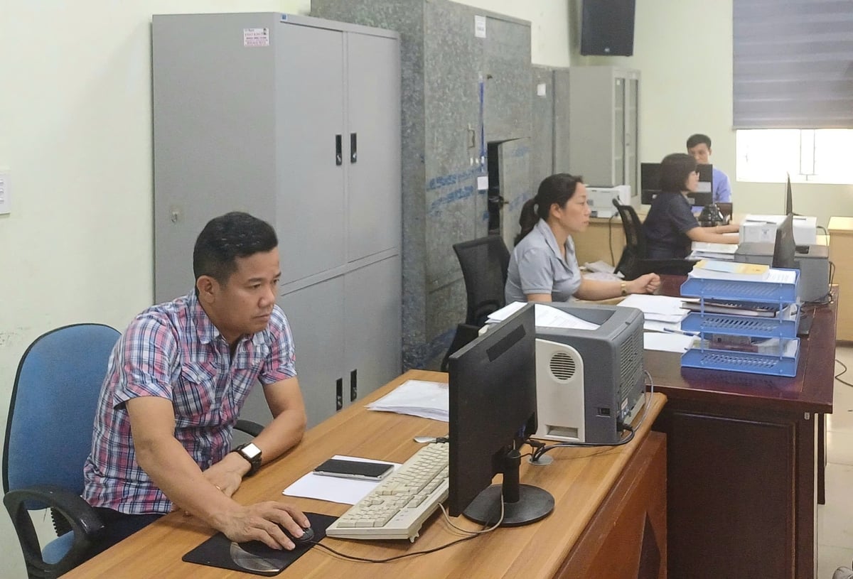 Cán bộ, công chức, viên chức tại phường Phù Liễn luôn chấp hành tốt các quy định về phòng, chống tác hại của thuốc lá. Ảnh: Hoàng Phong. Cán bộ, công chức, viên chức tại phường Phù Liễn luôn chấp hành tốt các quy định về phòng, chống tác hại của thuốc lá. Ảnh: Hoàng Phong.