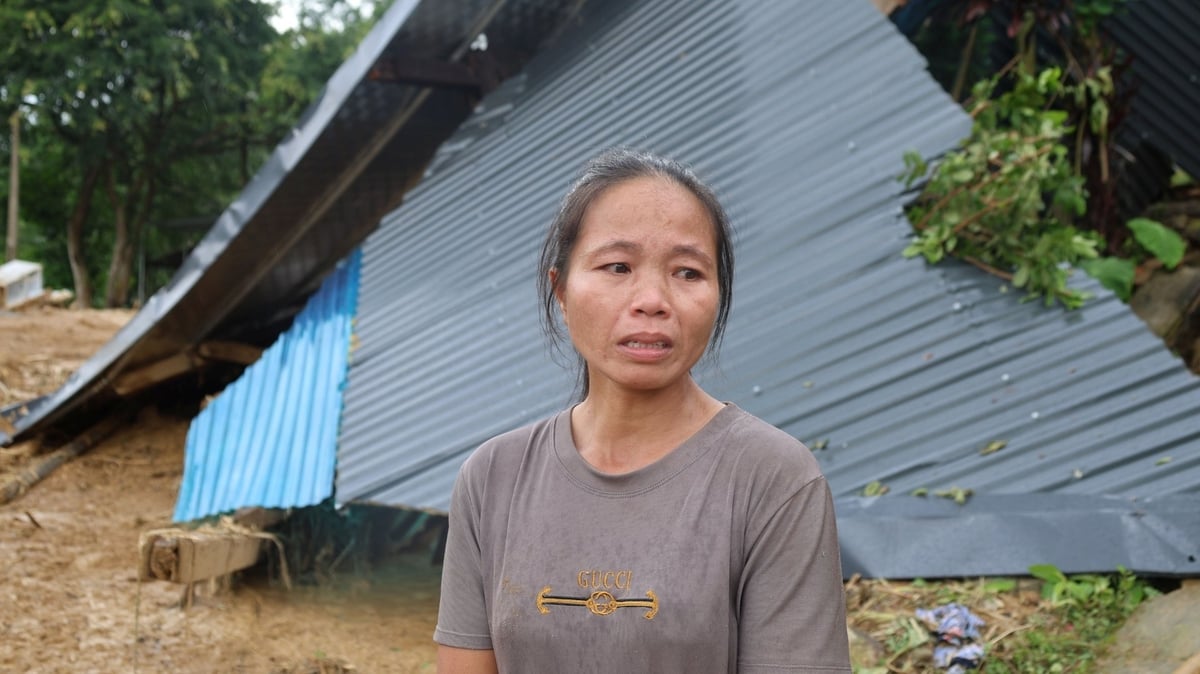 Chị Phúc nghẹn ngào bên căn nhà chỉ còn là đống đổ nát. Ảnh: Thanh Tâm. Chị Phúc nghẹn ngào bên căn nhà chỉ còn là đống đổ nát. Ảnh: Thanh Tâm.