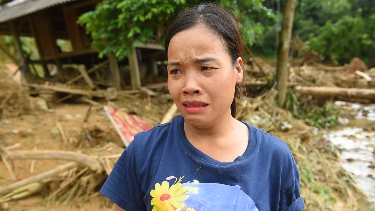 Chị Thắm nghĩ tới giây phút cả gia đình cận kề cái chết rồi bật khóc. Ảnh: Thanh Tâm. Chị Thắm nghĩ tới giây phút cả gia đình cận kề cái chết rồi bật khóc. Ảnh: Thanh Tâm.