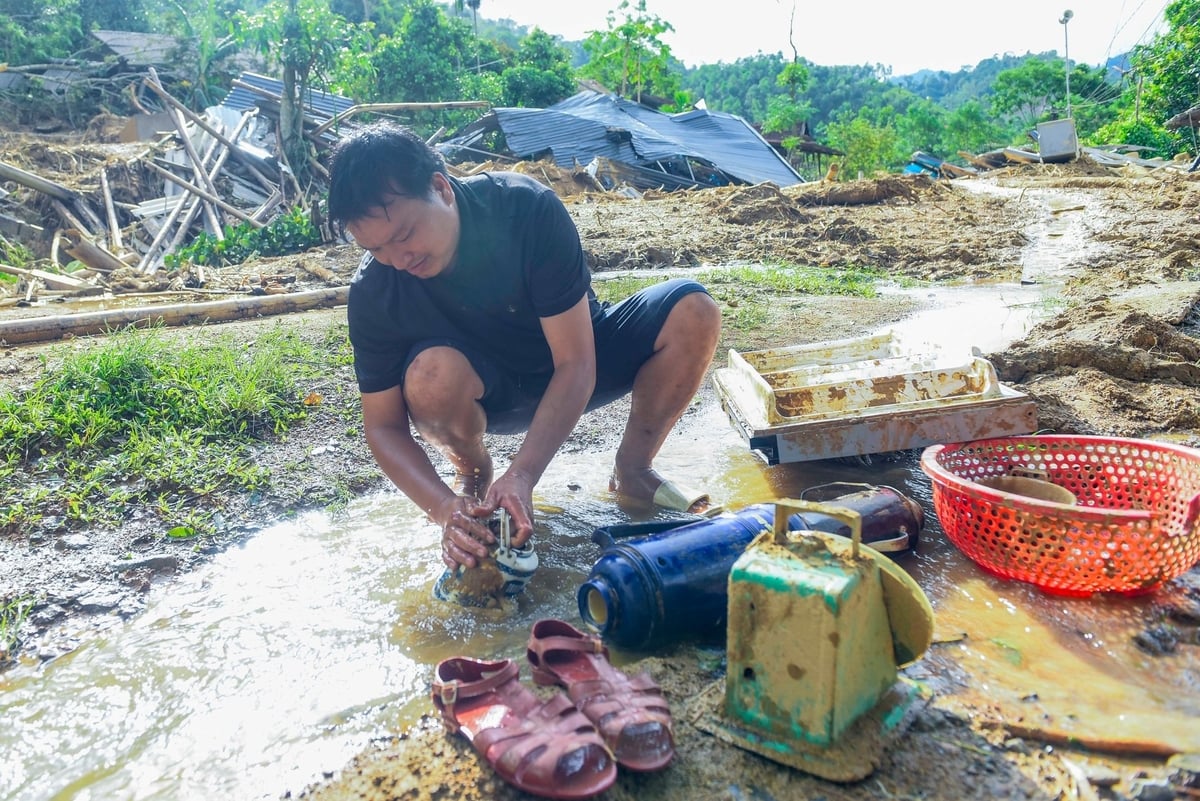 Lục lọi trong đống đổ nát, gia đình anh Hùng chẳng còn tài sản gì giá trị. Ảnh: Thanh Tâm. Lục lọi trong đống đổ nát, gia đình anh Hùng chẳng còn tài sản gì giá trị. Ảnh: Thanh Tâm.