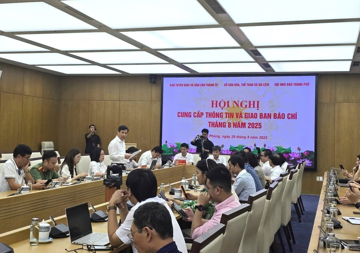 Ông Nguyễn Hồng Vinh - Phó Trưởng ban Tổ chức Thành ủy Hải Phòng thông tin về các nội dung liên quan đến Đại hội Đảng bộ cấp cơ sở tại TP Hải Phòng. Ảnh: Đinh Mười. Ông Nguyễn Hồng Vinh - Phó Trưởng ban Tổ chức Thành ủy Hải Phòng thông tin về các nội dung liên quan đến Đại hội Đảng bộ cấp cơ sở tại TP Hải Phòng. Ảnh: Đinh Mười.