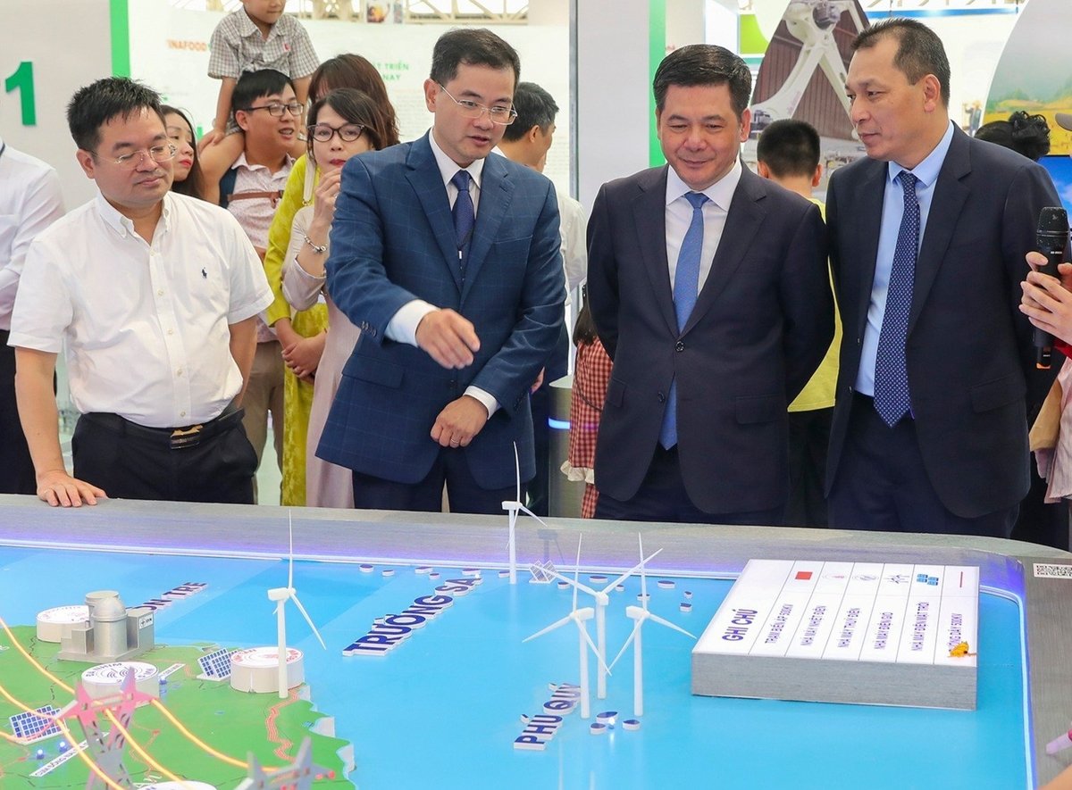Ông Nguyễn Hồng Diên - Ủy viên Trung ương Đảng, Bộ trưởng Bộ Công Thương tham quan không gian triển lãm của EVN. Ảnh: EVN.