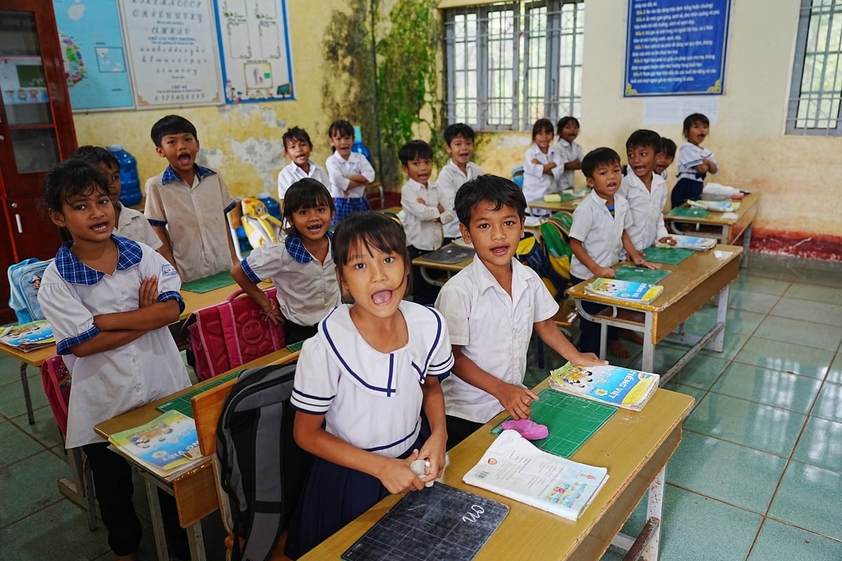 Ngoài ra, học sinh là con em người lao động là dân tộc thiểu số, sinh viên, nghiên cứu sinh, cũng được TP hỗ trợ chi phí học tập. Ảnh: Hồng Thủy. Ngoài ra, học sinh là con em người lao động là dân tộc thiểu số, sinh viên, nghiên cứu sinh, cũng được TP hỗ trợ chi phí học tập. Ảnh: Hồng Thủy.