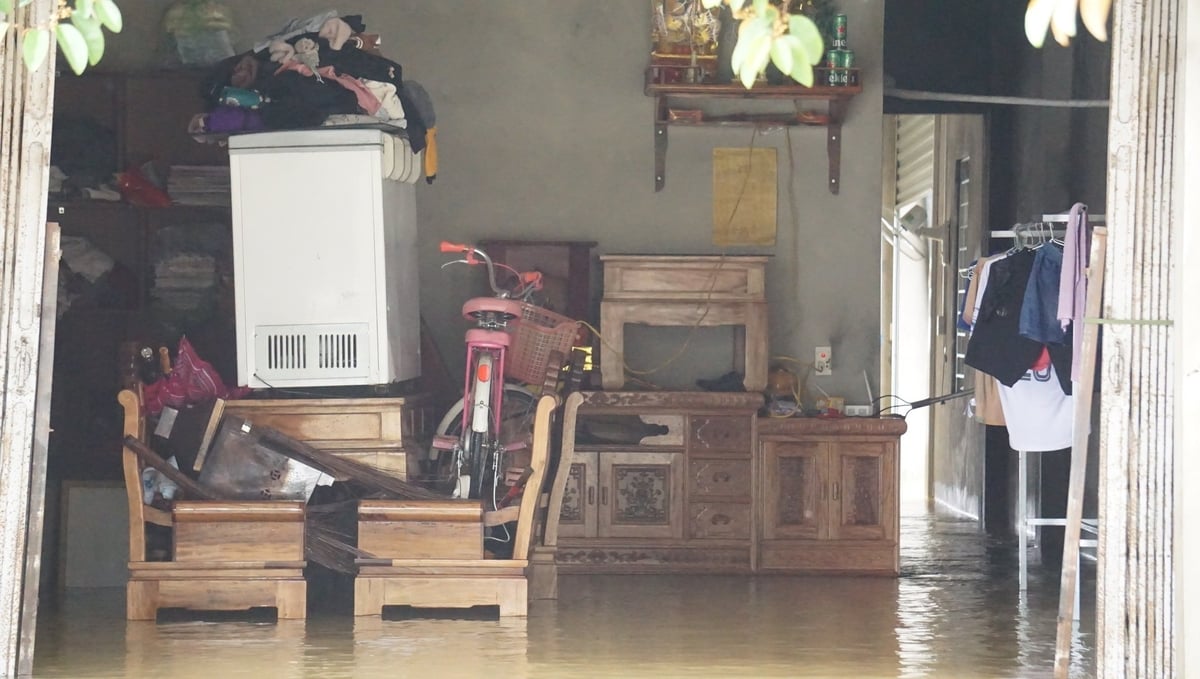 Nước lũ trên sông Chu dâng cao đột ngột, gây ngập lụt nghiêm trọng, chia cắt nhiều khu vực và gây thiệt hại nặng nề về tài sản, đảo lộn cuộc sống của người dân tại thôn 3, xã Thường Xuân. Nước lũ trên sông Chu dâng cao đột ngột, gây ngập lụt nghiêm trọng, chia cắt nhiều khu vực và gây thiệt hại nặng nề về tài sản, đảo lộn cuộc sống của người dân tại thôn 3, xã Thường Xuân.