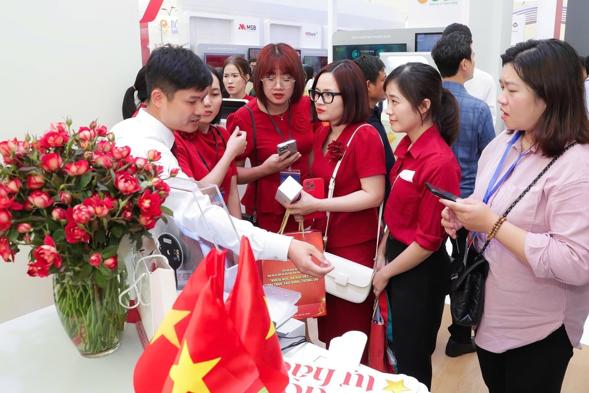 Các đại biểu và đông đảo khách hàng tham quan khu vực trưng bày triển lãm và tham gia trải nghiệm các sản phẩm dịch vụ để nhận quà tặng của Agribank. Ảnh: Anh Thư. Các đại biểu và đông đảo khách hàng tham quan khu vực trưng bày triển lãm và tham gia trải nghiệm các sản phẩm dịch vụ để nhận quà tặng của Agribank. Ảnh: Anh Thư.
