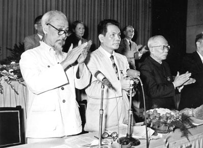 Giáo sư Nguyễn Xiển vinh dự được đứng cùng Chủ tịch Hồ Chí Minh trong Đoàn Chủ tịch kỳ họp Quốc hội năm 1957. Ảnh: Tư liệu.