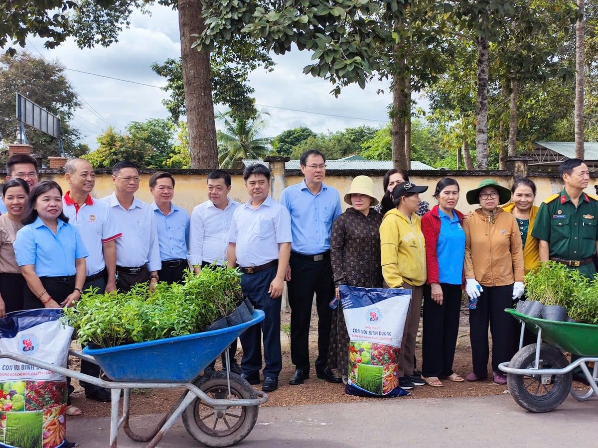 Lãnh đạo Hội Nông dân TP.HCM và bà con nông dân chuẩn bị trồng cây tại tuyến đường hoa xã Minh Thạnh. Ảnh: Thế Dương. Lãnh đạo Hội Nông dân TP.HCM và bà con nông dân chuẩn bị trồng cây tại tuyến đường hoa xã Minh Thạnh. Ảnh: Thế Dương.