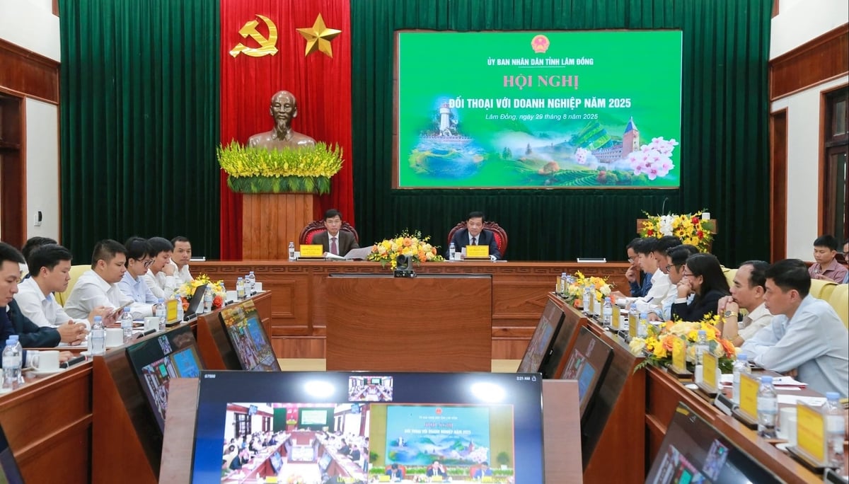 Hội nghị diễn ra theo hình thức trực tiếp kết hợp trực tuyến. Ảnh: Dương Phong. Hội nghị diễn ra theo hình thức trực tiếp kết hợp trực tuyến. Ảnh: Dương Phong.