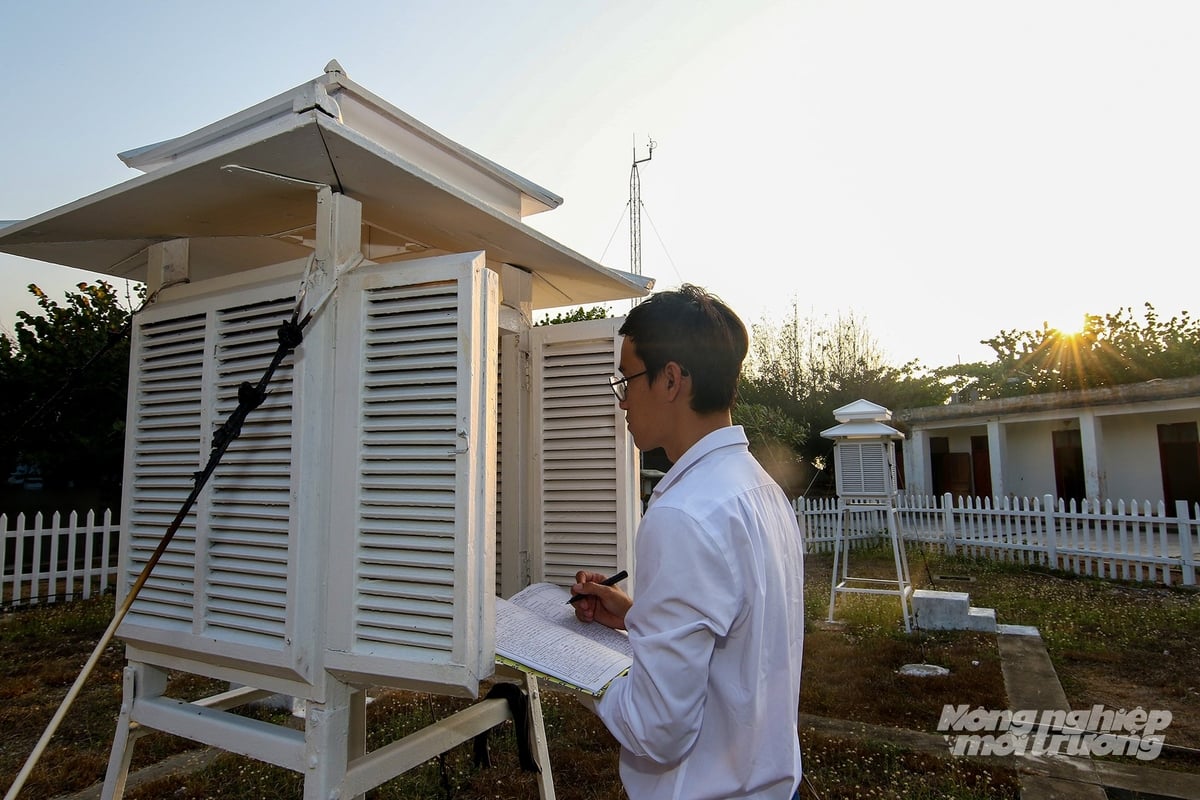 Kỹ thật viên đang lấy số liệu phục vụ công tác dự báo khí tượng thủy văn trên đảo Trường Sa lớn. Ảnh: Khương Trung. Kỹ thật viên đang lấy số liệu phục vụ công tác dự báo khí tượng thủy văn trên đảo Trường Sa lớn. Ảnh: Khương Trung.