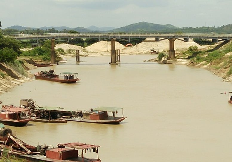 Cần đánh giá sơ bộ tình trạng xói, bồi lòng sông và dự báo tác động tới môi trường trong khai thác cát, sỏi lòng sông. Ảnh: Minh Hiển. Cần đánh giá sơ bộ tình trạng xói, bồi lòng sông và dự báo tác động tới môi trường trong khai thác cát, sỏi lòng sông. Ảnh: Minh Hiển.