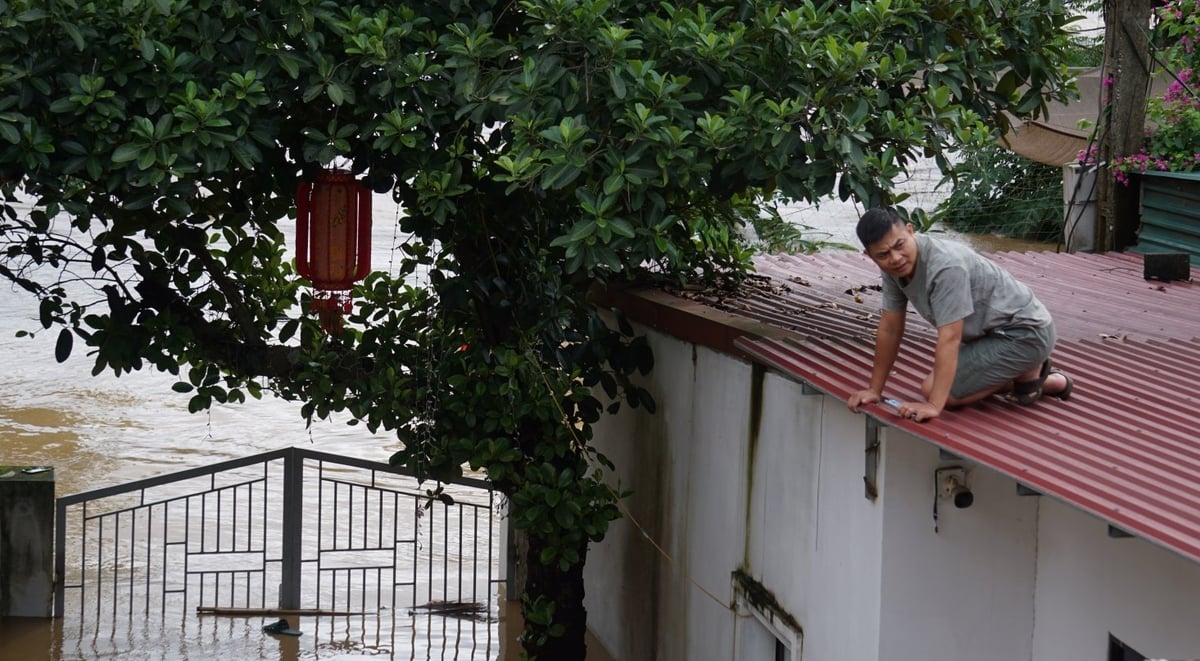 Người dân xã Cẩm Thủy đứng trên mái nhà, chờ nước rút để dọn rửa nhà cửa. Người dân xã Cẩm Thủy đứng trên mái nhà, chờ nước rút để dọn rửa nhà cửa.