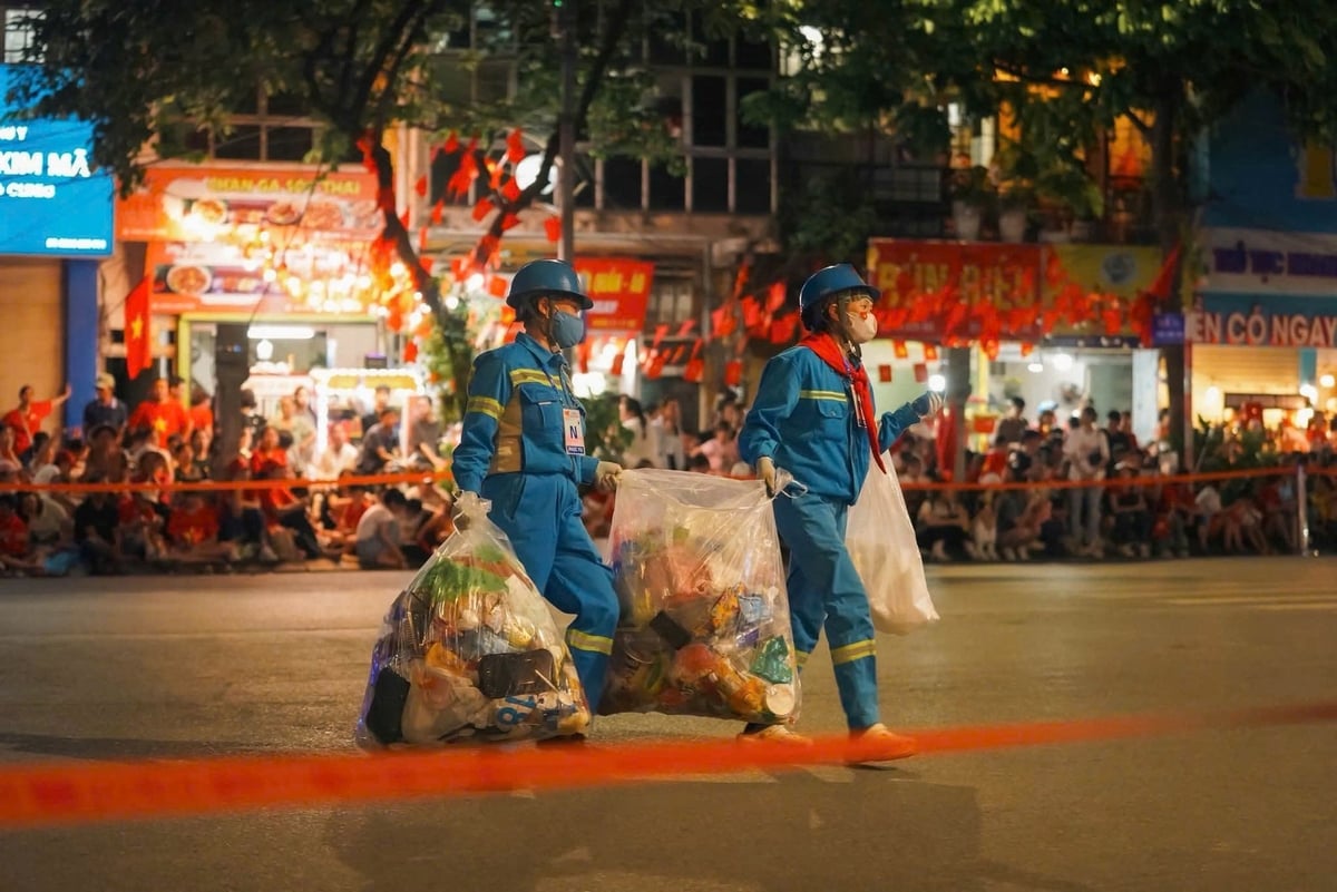 Lực lượng công nhân vệ sinh môi trường với lượng rác thải thu gom trong mỗi buổi diễu binh, diễu hành. Ảnh: Ngọc Hiệp. Lực lượng công nhân vệ sinh môi trường với lượng rác thải thu gom trong mỗi buổi diễu binh, diễu hành. Ảnh: Ngọc Hiệp.
