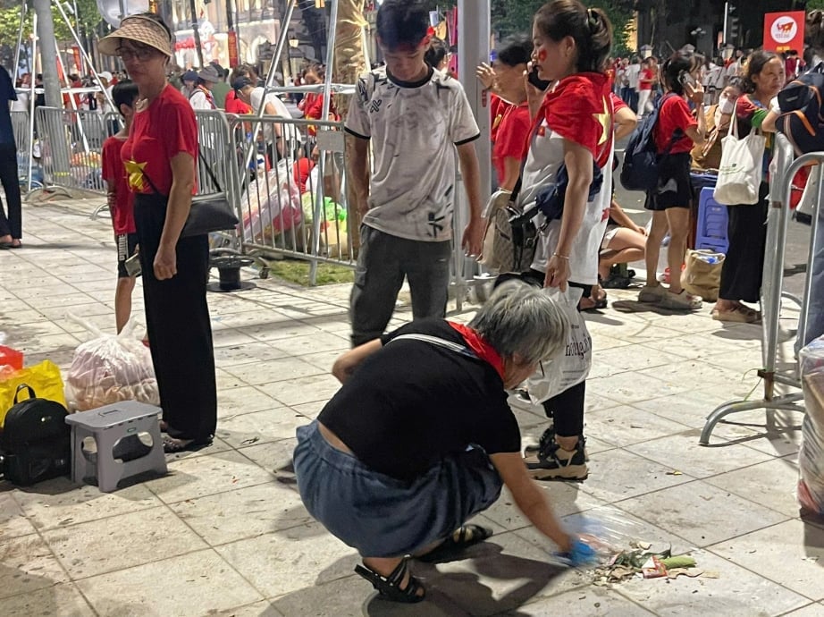 Một vài người dân tham gia dọn vệ sinh sau buổi sơ duyệt. Ảnh: Chụp từ Facebook. Một vài người dân tham gia dọn vệ sinh sau buổi sơ duyệt. Ảnh: Chụp từ Facebook.
