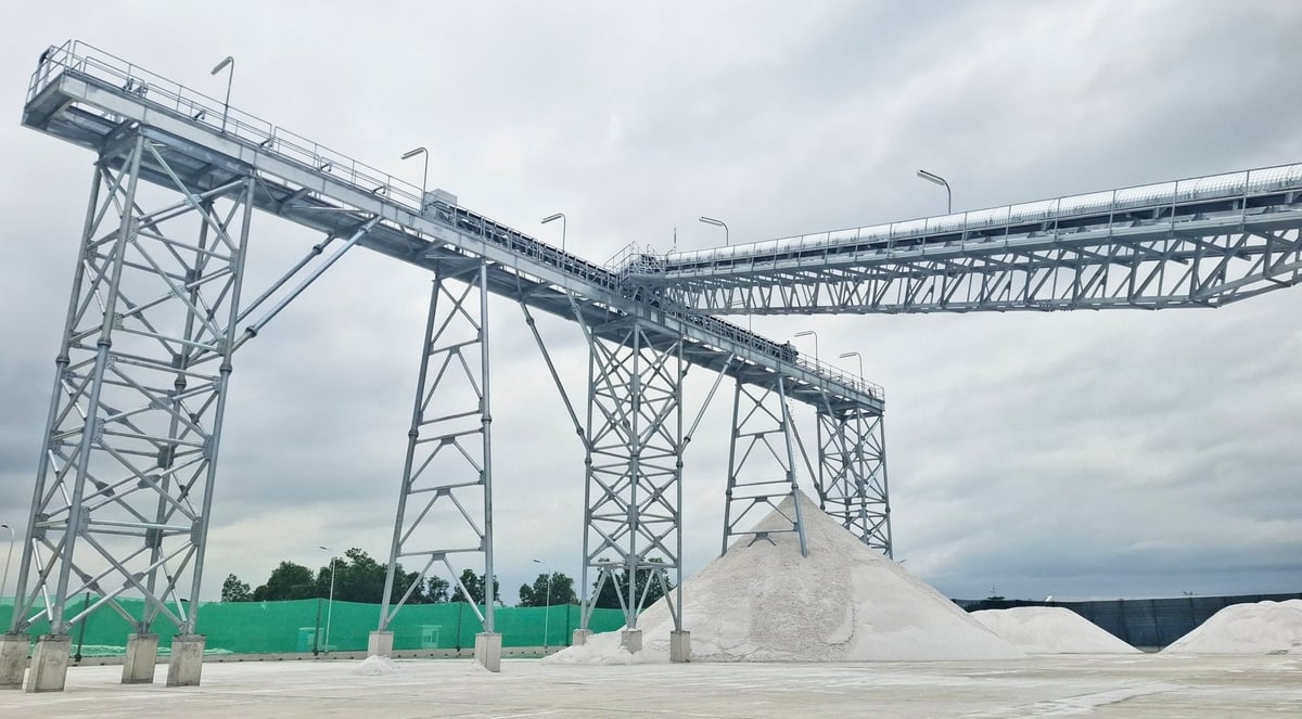 Từ công suất ban đầu 440.000 tấn/năm, Nhà máy Huế Premium Silica mở rộng dây chuyền số 2, nâng công suất sản phẩm chính toàn nhà máy lên 880.000 tấn/năm. Ảnh: Văn Dinh. Từ công suất ban đầu 440.000 tấn/năm, Nhà máy Huế Premium Silica mở rộng dây chuyền số 2, nâng công suất sản phẩm chính toàn nhà máy lên 880.000 tấn/năm. Ảnh: Văn Dinh.