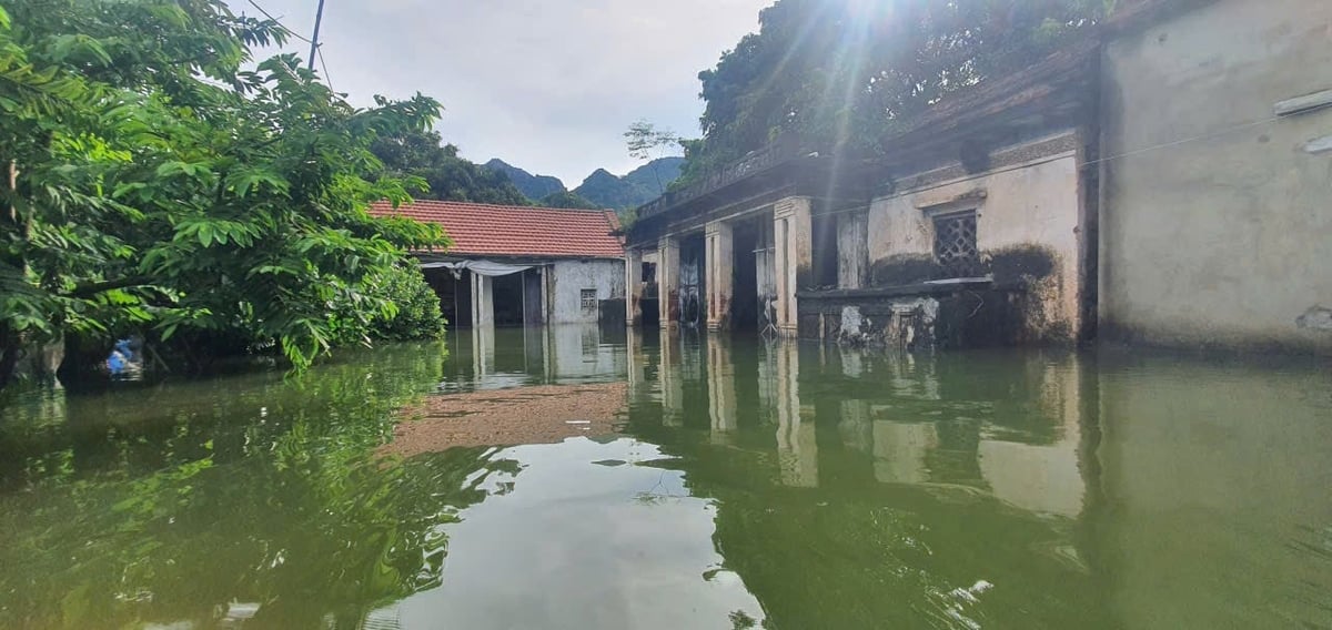 Đời sống người dân ở vùng trũng của tỉnh Ninh Bình gặp nhiều khó khăn vì nước ngập sâu. Ảnh: Xuân Hào. Đời sống người dân ở vùng trũng của tỉnh Ninh Bình gặp nhiều khó khăn vì nước ngập sâu. Ảnh: Xuân Hào.