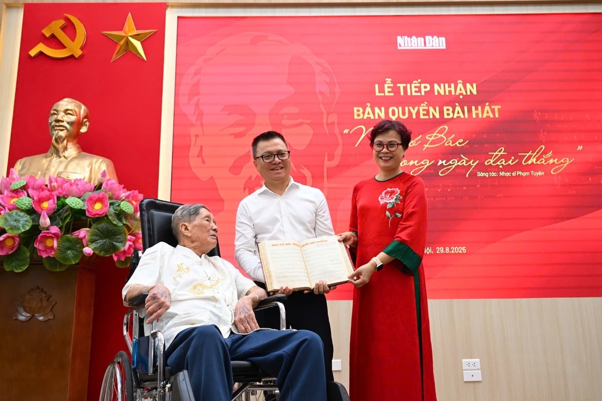 Nhà báo Lê Quốc Minh - Tổng Biên tập Báo Nhân dân - tiếp nhận tác phẩm 'Như có Bác trong ngày đại thắng' từ nhạc sỹ Phạm Tuyên và đại diện gia đình nhạc sỹ. Ảnh: Thành Đạt. Nhà báo Lê Quốc Minh - Tổng Biên tập Báo Nhân dân - tiếp nhận tác phẩm 'Như có Bác trong ngày đại thắng' từ nhạc sỹ Phạm Tuyên và đại diện gia đình nhạc sỹ. Ảnh: Thành Đạt.