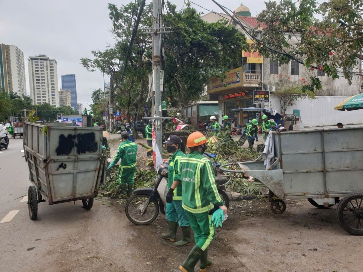 Lực lượng công nhân vệ sinh môi trường làm việc hết công suất. Ảnh: Đình Tiệp. Lực lượng công nhân vệ sinh môi trường làm việc hết công suất. Ảnh: Đình Tiệp.