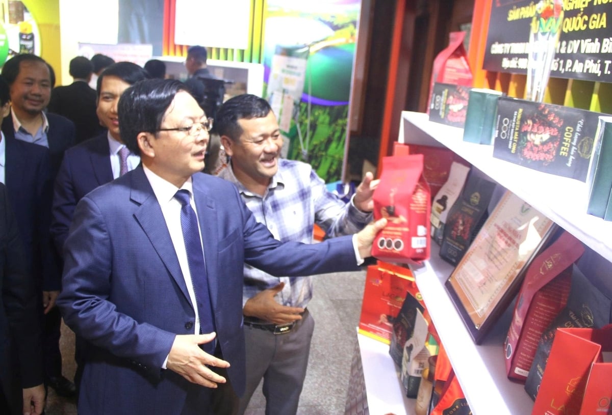 Ông Hồ Quốc Dũng và đại biểu tham quan các gian hàng đặc sản Gia Lai được trưng bày bên lề hội nghị. Ảnh: Đăng Lâm. Ông Hồ Quốc Dũng và đại biểu tham quan các gian hàng đặc sản Gia Lai được trưng bày bên lề hội nghị. Ảnh: Đăng Lâm.