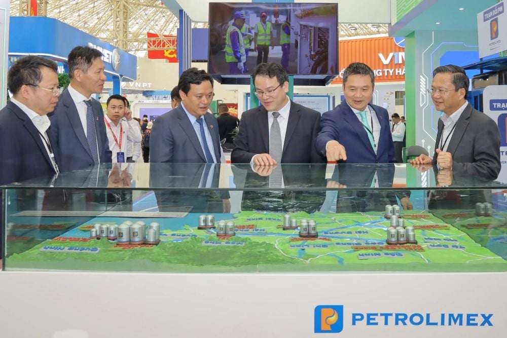 Thứ trưởng Bộ Tài Chính Trần Quốc Phương thăm quan gian triển lãm Petrolimex. Ảnh: Petrolimex. Thứ trưởng Bộ Tài Chính Trần Quốc Phương thăm quan gian triển lãm Petrolimex. Ảnh: Petrolimex.