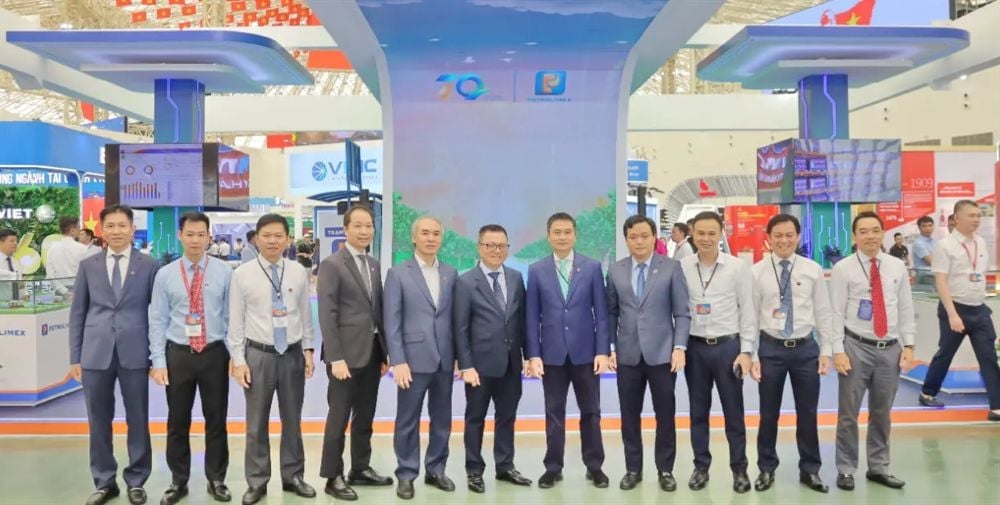 Gian hàng của Petrolimex nổi bật với thông điệp 'Cùng đất nước tiến vào kỷ nguyên mới' và 'Vì một Việt Nam xanh'. Ảnh: Petrolimex. Gian hàng của Petrolimex nổi bật với thông điệp 'Cùng đất nước tiến vào kỷ nguyên mới' và 'Vì một Việt Nam xanh'. Ảnh: Petrolimex.