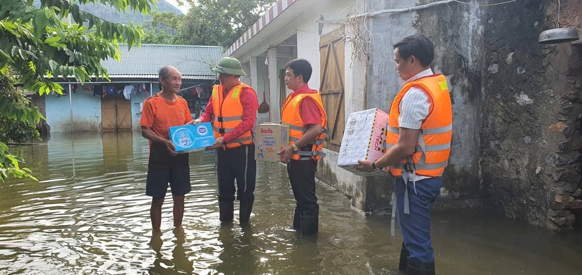 Công tác cứu trợ người dân vùng thiệt hại được các cấp chính quyền địa phương tại Ninh Bình triển khai. Ảnh: Xuân Hào. Công tác cứu trợ người dân vùng thiệt hại được các cấp chính quyền địa phương tại Ninh Bình triển khai. Ảnh: Xuân Hào.