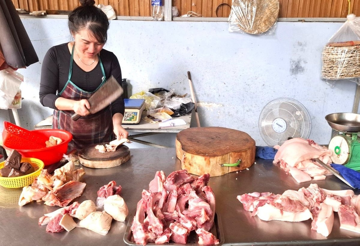 Quầy bán thịt lợn của chị Trịnh Vũ Nam (phường Thống Nhất, tỉnh Gia Lai) đã mở bán trở lại. Ảnh: Đăng Lâm. Quầy bán thịt lợn của chị Trịnh Vũ Nam (phường Thống Nhất, tỉnh Gia Lai) đã mở bán trở lại. Ảnh: Đăng Lâm.