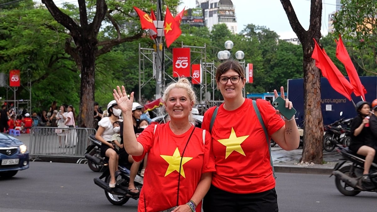 Bà Amelia Thomas, một du khách đến từ Úc (bên trái) hào hứng với bầu không khí cận ngày Quốc khánh 2/9 của Việt Nam. Ảnh: Hà Trang Bà Amelia Thomas, một du khách đến từ Úc (bên trái) hào hứng với bầu không khí cận ngày Quốc khánh 2/9 của Việt Nam. Ảnh: Hà Trang