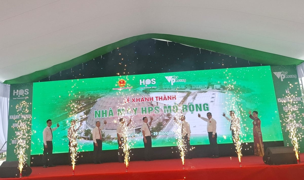 Các đại biểu thực hiện nghi thức khánh thành Dự án Đầu tư mở rộng dây chuyền mới nhà máy chế biến cát, bột thạch anh ít sắt chất lượng cao. Ảnh: Văn Dinh. Các đại biểu thực hiện nghi thức khánh thành Dự án Đầu tư mở rộng dây chuyền mới nhà máy chế biến cát, bột thạch anh ít sắt chất lượng cao. Ảnh: Văn Dinh.