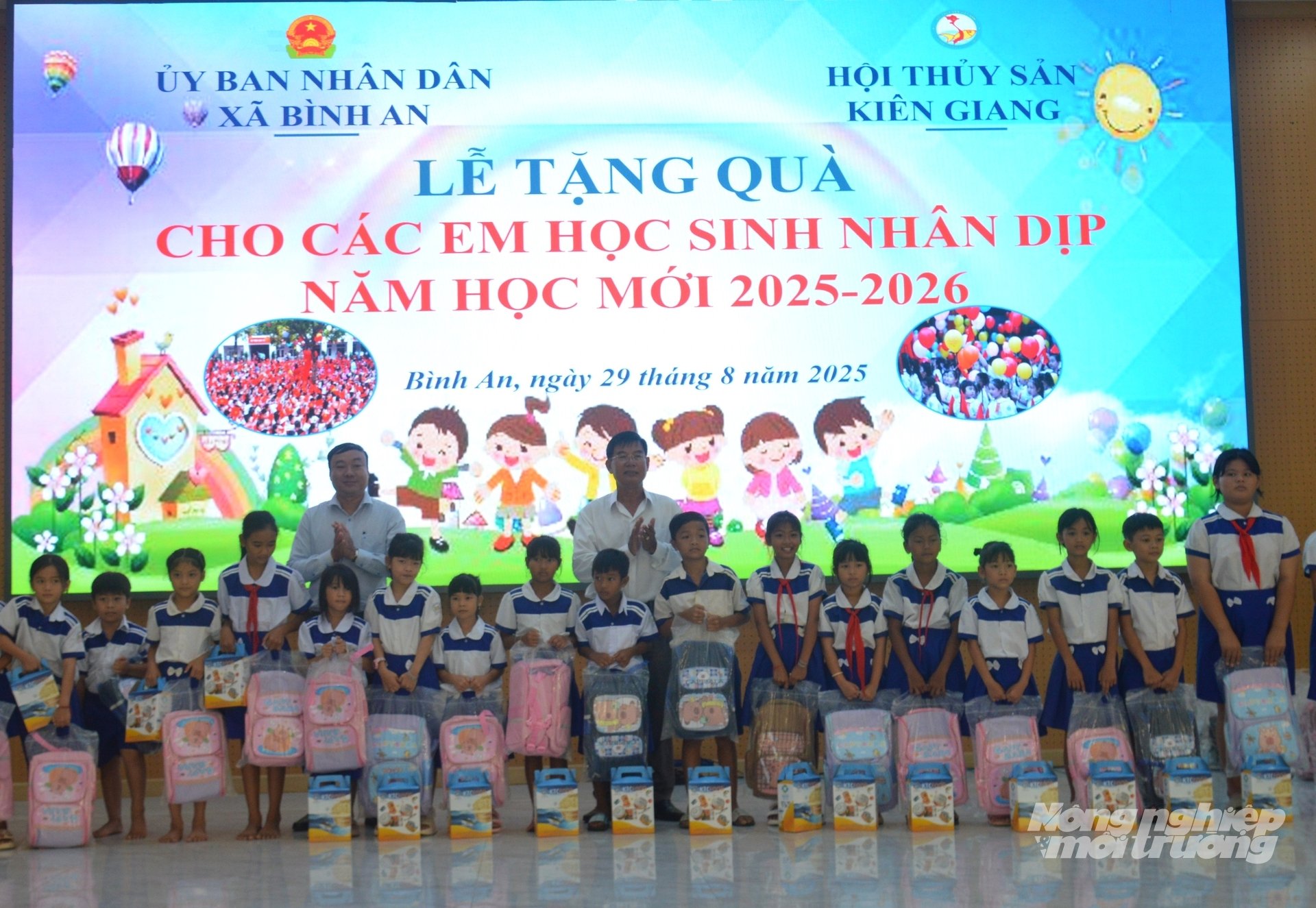 400 phần quà đã được Hội Thủy sản Kiên Giang phối hợp với UBND xã Bình An trao tặng cho các em học sinh có hoàn cảnh khó khăn trên địa bàn. Ảnh: Trung Chánh. 400 phần quà đã được Hội Thủy sản Kiên Giang phối hợp với UBND xã Bình An trao tặng cho các em học sinh có hoàn cảnh khó khăn trên địa bàn. Ảnh: Trung Chánh.