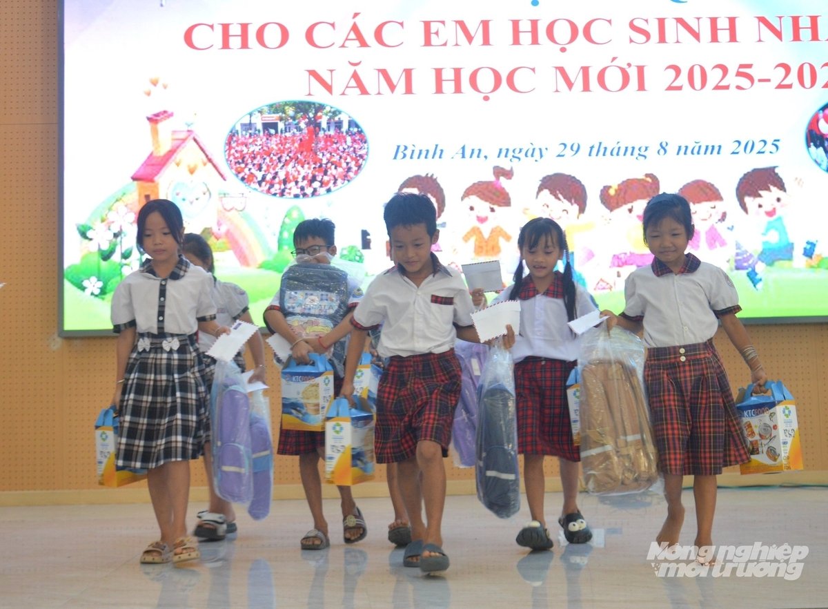 Các em học sinh có hoàn cảnh đặc biệt khó khăn đến từ các Trường Tiểu học và THCS trên địa bàn xã Bình An nhận quà khích lệ tinh thần hiếu học. Ảnh: Trung Chánh. Các em học sinh có hoàn cảnh đặc biệt khó khăn đến từ các Trường Tiểu học và THCS trên địa bàn xã Bình An nhận quà khích lệ tinh thần hiếu học. Ảnh: Trung Chánh.