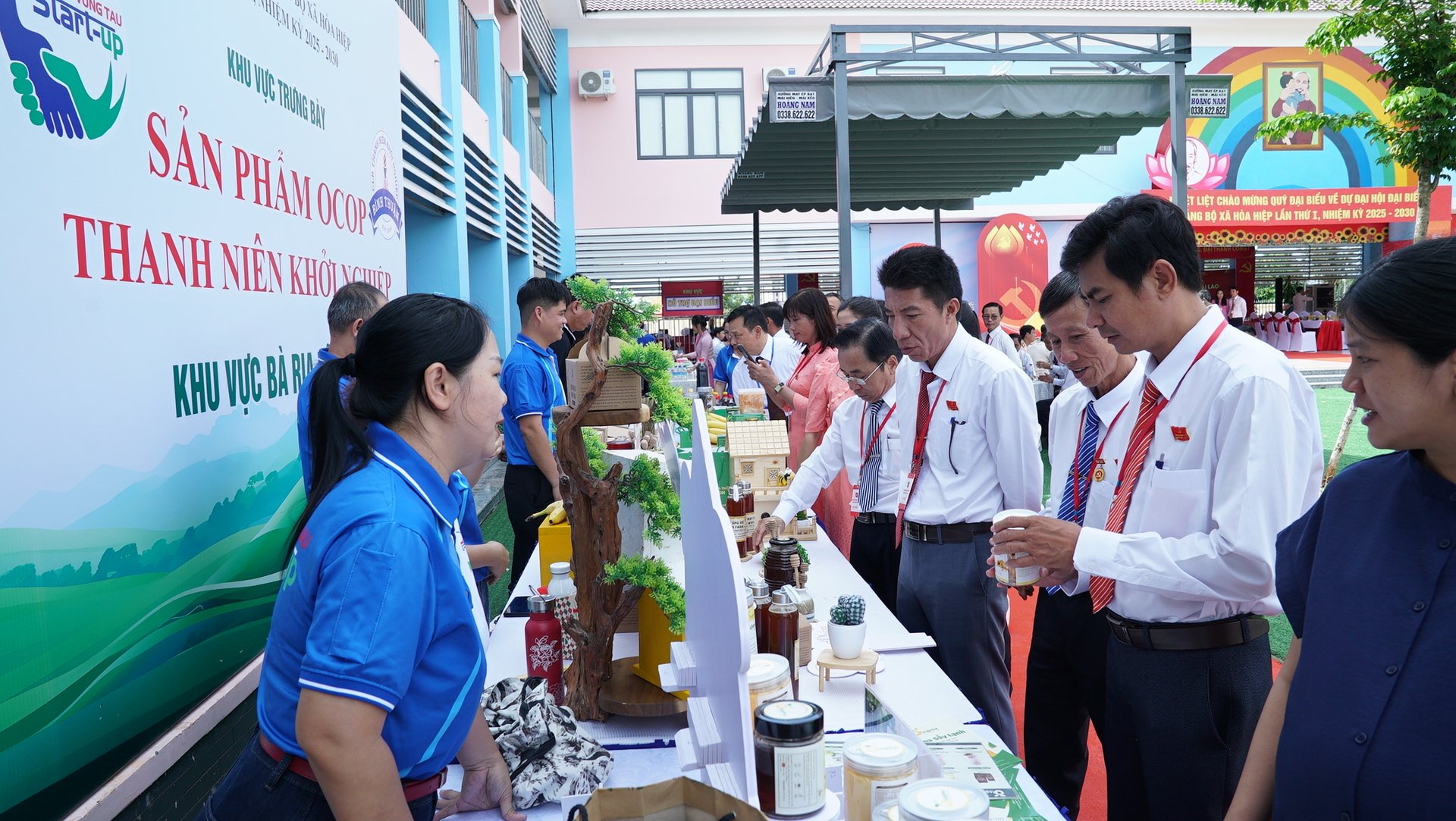 Khu trưng bầy sản phẩm tại Đại hội đại biểu đảng bộ lần thứ nhất xã Hòa Hiệp – TP. HCM. Ảnh: Tiến Đoàn.