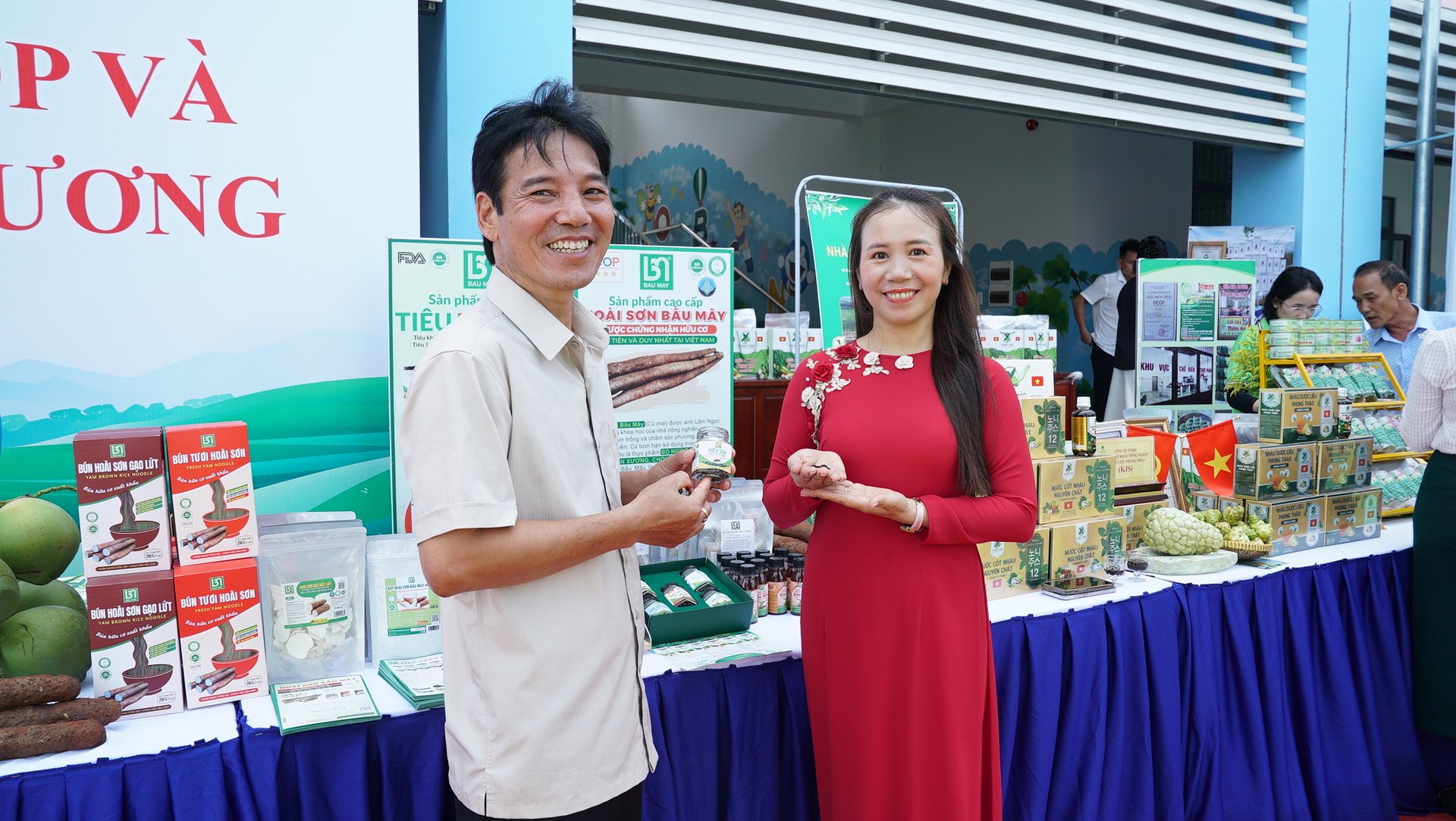 Cần đẩy mạnh truyền thông để người tiêu dùng hiểu rõ sự khác biệt giữa sản phẩm OCOP thật với hàng nhái. Ảnh: Tiến Đoàn. 