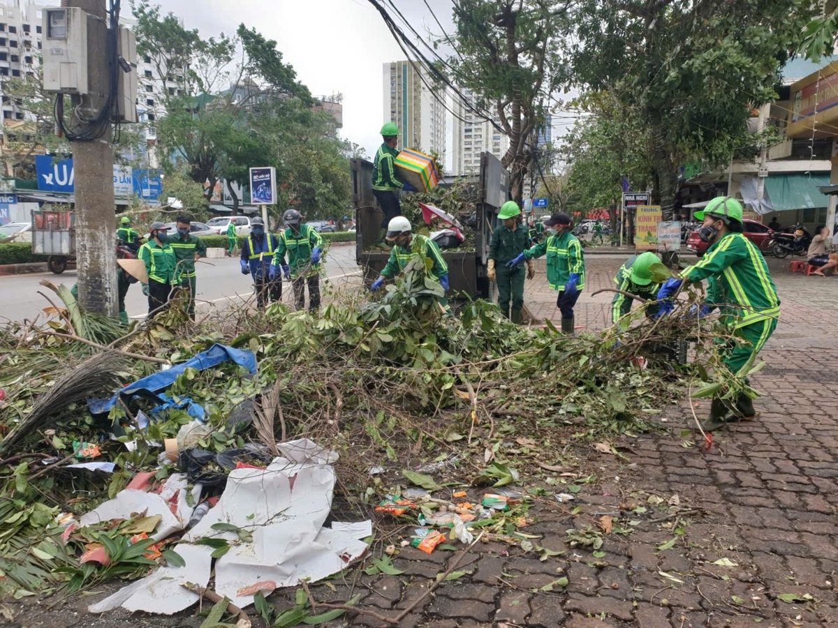 Lượng rác thải sinh hoạt lẫn rác thải là những cành, lá cây xanh bị đổ sau cơn bão số 5 ở Nghệ An rất lớn. Ảnh: Đình Tiệp. Lượng rác thải sinh hoạt lẫn rác thải là những cành, lá cây xanh bị đổ sau cơn bão số 5 ở Nghệ An rất lớn. Ảnh: Đình Tiệp.