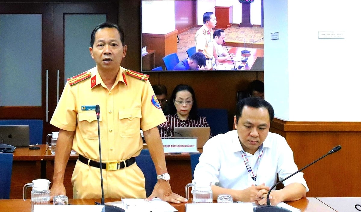 Thượng tá Nguyễn Ngọc Nam, Phó trưởng Phòng PC08, Công an TP.HCM thông tin, sẽ quyết tâm hạn chế tối đa, không để tái diễn tình trạng xe dù, bến cóc trong cao điểm lễ 2/9 tới. Ảnh: Hồng Thủy. Thượng tá Nguyễn Ngọc Nam, Phó trưởng Phòng PC08, Công an TP.HCM thông tin, sẽ quyết tâm hạn chế tối đa, không để tái diễn tình trạng xe dù, bến cóc trong cao điểm lễ 2/9 tới. Ảnh: Hồng Thủy.