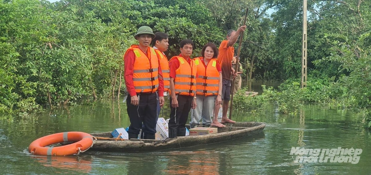 Hội Chữ thập đỏ tỉnh Ninh Bình cứu trợ tại vùng lụt thôn Nhân Phẩm. Ảnh: Xuân Hào. Hội Chữ thập đỏ tỉnh Ninh Bình cứu trợ tại vùng lụt thôn Nhân Phẩm. Ảnh: Xuân Hào.