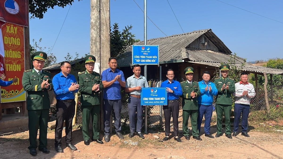 Bàn giao công trình 'Thắp sáng đường biên' cho bản Nà Bủng 3. Ảnh: Hoàng Châu. Bàn giao công trình 'Thắp sáng đường biên' cho bản Nà Bủng 3. Ảnh: Hoàng Châu.