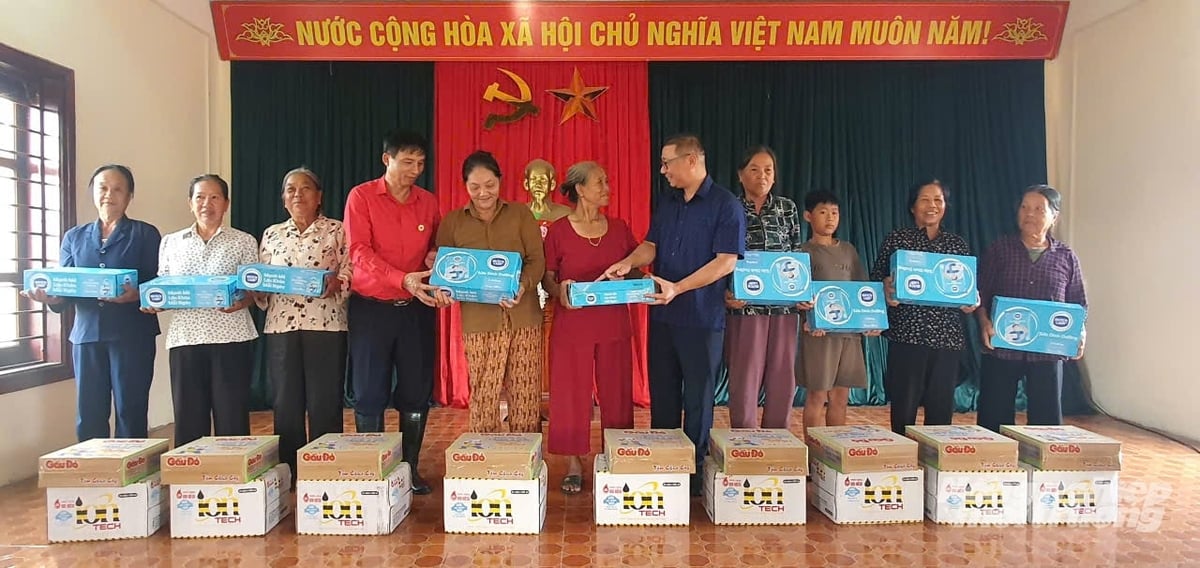 Chủ tịch Hội Chữ thập đỏ tỉnh Ninh Bình và Chủ tịch UBND xã Yên Mạc trao hàng cứu trợ cho phụ nữ, người già và trẻ em của thôn Nhân Phẩm đang được tạm di dời để tránh lụt. Ảnh: Xuân Hào. Chủ tịch Hội Chữ thập đỏ tỉnh Ninh Bình và Chủ tịch UBND xã Yên Mạc trao hàng cứu trợ cho phụ nữ, người già và trẻ em của thôn Nhân Phẩm đang được tạm di dời để tránh lụt. Ảnh: Xuân Hào.