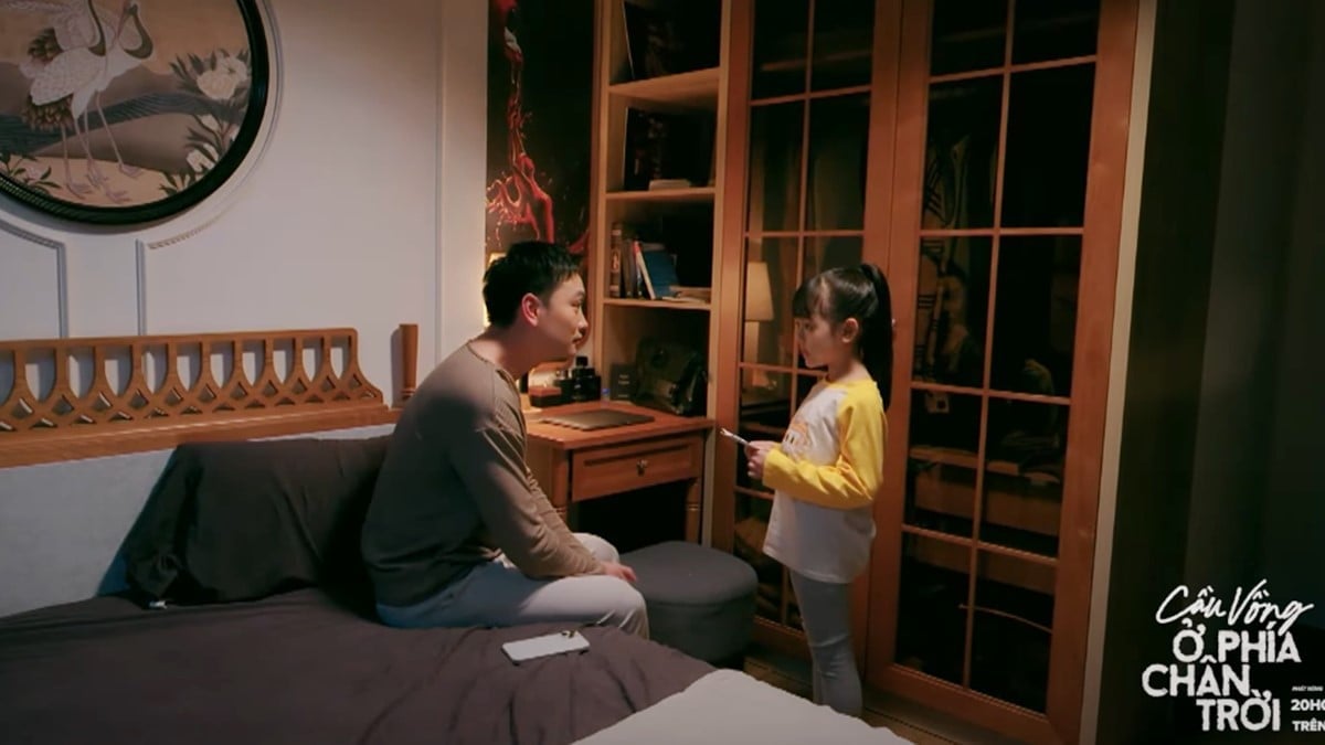 Bé Bắp đưa lá thư Oanh gửi cho mình để bố xem. Ảnh CMH Bé Bắp đưa lá thư Oanh gửi cho mình để bố xem. Ảnh CMH