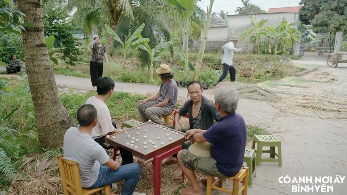 Biết chuyện đi hơi quá, Cường Gà tìm cách chuồn đi. Ảnh CMH Biết chuyện đi hơi quá, Cường Gà tìm cách chuồn đi. Ảnh CMH
