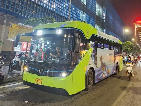 Xe buýt giải toả hành khách tại ga đường sắt đô thị Cát Linh. Ảnh: Tramoc. Xe buýt giải toả hành khách tại ga đường sắt đô thị Cát Linh. Ảnh: Tramoc.