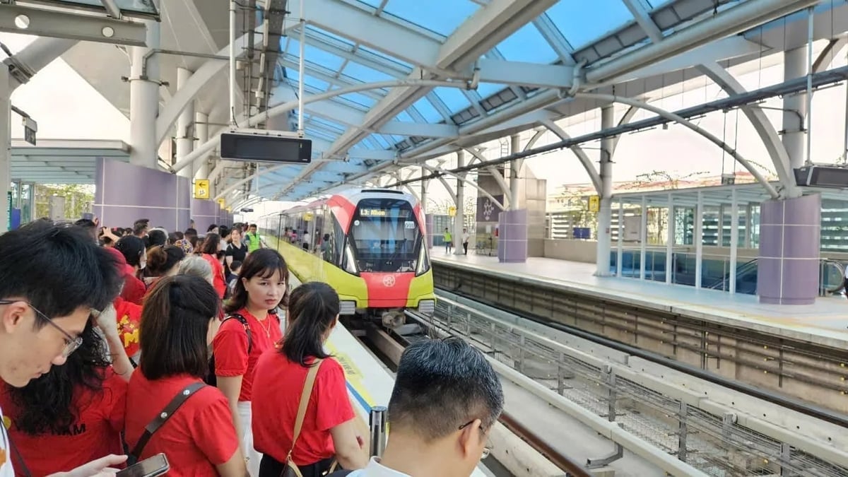 Trong dịp 2/9, đường sắt đô thị và xe buýt là phương tiện di chuyển chủ yếu được nhân dân lựa chọn. Ảnh: Đình Luyện. Trong dịp 2/9, đường sắt đô thị và xe buýt là phương tiện di chuyển chủ yếu được nhân dân lựa chọn. Ảnh: Đình Luyện.