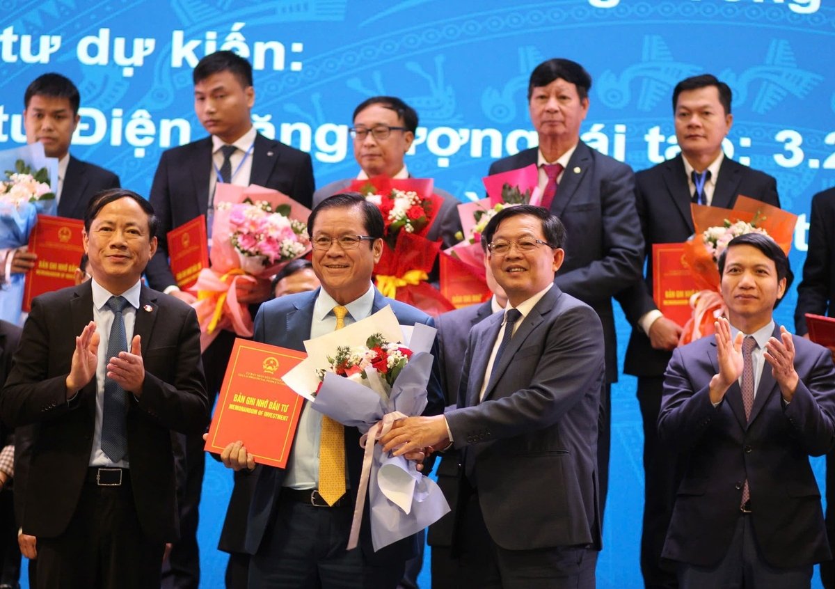 Lãnh đạo tỉnh Gia Lai trao Bản ghi nhớ đầu tư cho ông Lê Thanh Hưng, Tổng Giám đốc VRG. Ảnh: VRG.