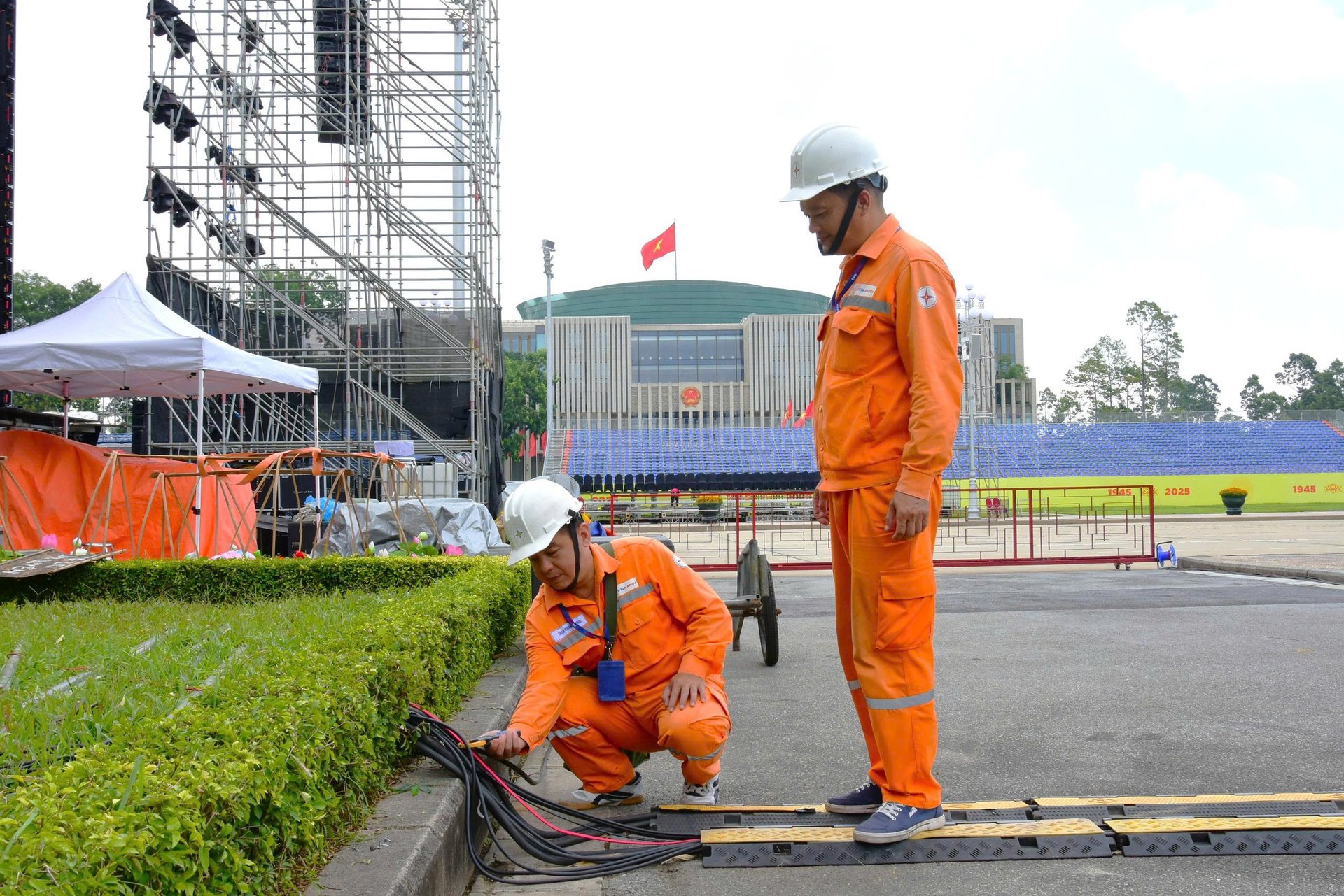 EVNHANOI kiểm tra tình trạng vận hành hệ thống điện tại Quảng trường Ba Đình. Ảnh: EVNHANOI. EVNHANOI kiểm tra tình trạng vận hành hệ thống điện tại Quảng trường Ba Đình. Ảnh: EVNHANOI.