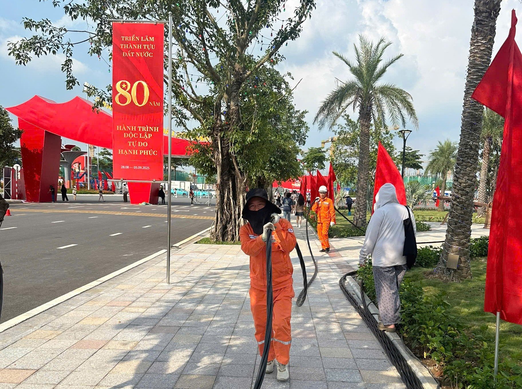 EVNHANOI bổ sung nguồn cấp điện tại các khu vực quan trọng. Ảnh: EVNHANOI. EVNHANOI bổ sung nguồn cấp điện tại các khu vực quan trọng. Ảnh: EVNHANOI.