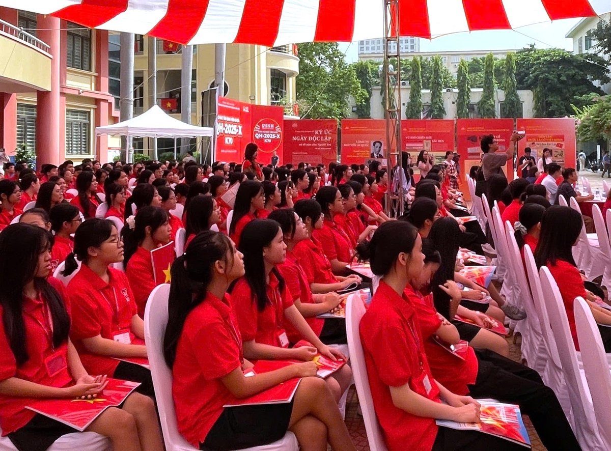 Các bạn học sinh, sinh viên tham dự khai mạc trưng bày. Ảnh: Tùng Nguyễn. Các bạn học sinh, sinh viên tham dự khai mạc trưng bày. Ảnh: Tùng Nguyễn.