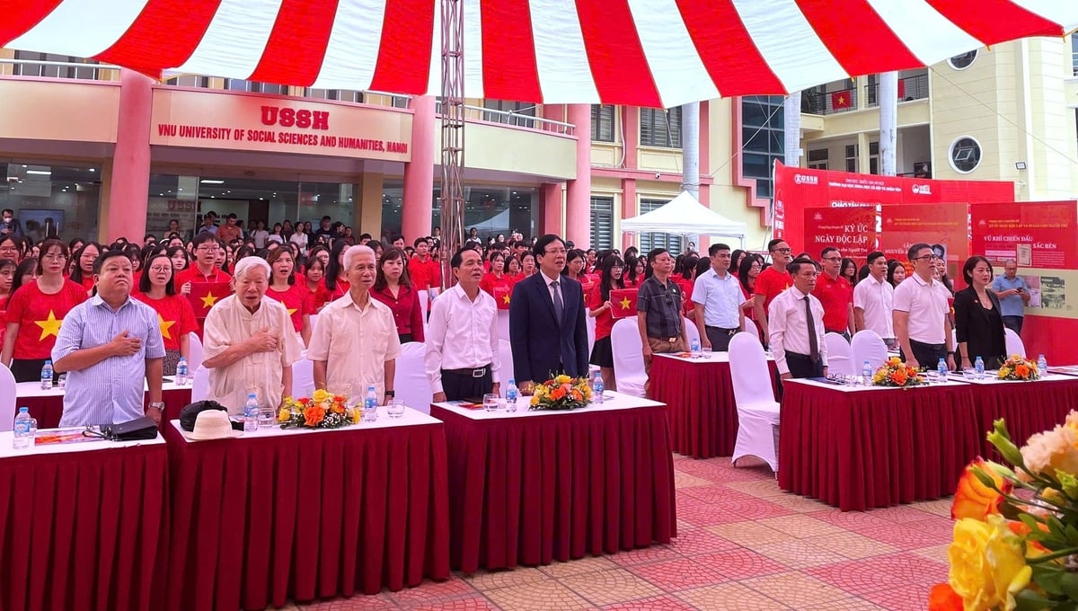 Các đại biểu làm lễ chào cờ. Ảnh: Tùng Nguyễn. Các đại biểu làm lễ chào cờ. Ảnh: Tùng Nguyễn.